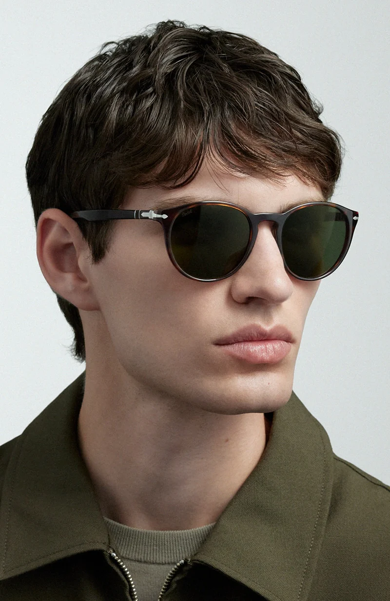 Homme portant une monture Persol noire