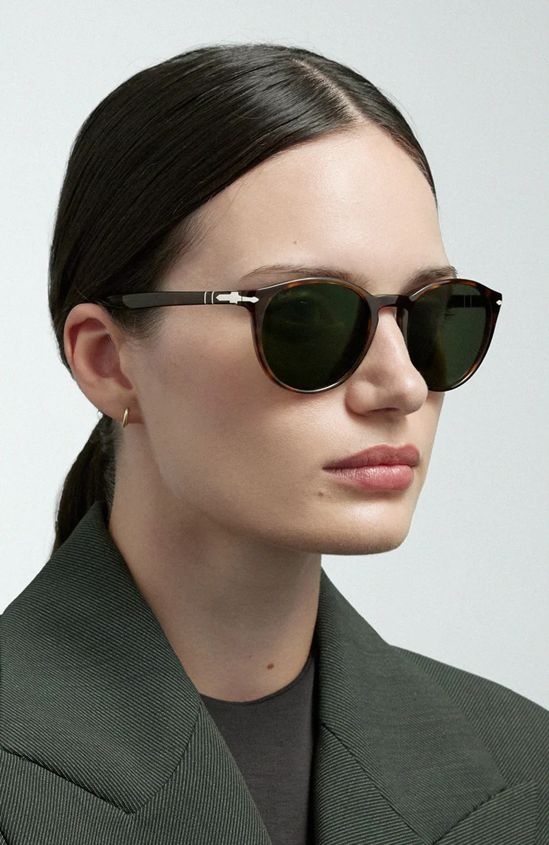 Femme portant une monture Persol noire